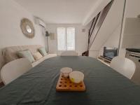 乐巴凯尔斯Maison vacances proche de la mer的桌子上铺着绿色桌布，上面有两个碗