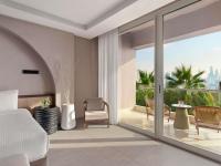 迪拜Rixos The Palm Hotel &amp; Suites - Ultra All Inclusive的一间带床的卧室和一个可欣赏美景的阳台