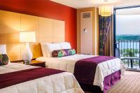 希洛Hilo Hawaiian Hotel, Trademark Collection by Wyndham的有两张床和一个阳台的酒店房间