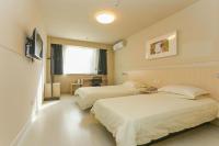 Jinjiang Inn Changchun Hongqi Street客房内的一张或多张床位