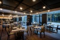 南京仁恒柏薇酒店公寓餐厅或其他用餐的地方