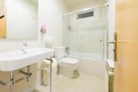 Hostal BESTPRICE Barcelona Stadium的一间浴室