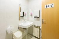 Hostal BESTPRICE Barcelona Stadium的一间浴室