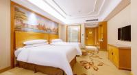 Vienna International Hotel Shenzhen North Station Branch客房内的一张或多张床位