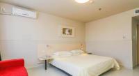 Jinjiang Inn Changchun Hongqi Street客房内的一张或多张床位