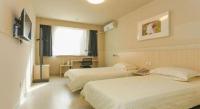 Jinjiang Inn Changchun Hongqi Street客房内的一张或多张床位