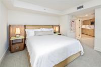 Ka Laʻi Waikiki Beach, LXR Hotels & Resorts客房内的一张或多张床位