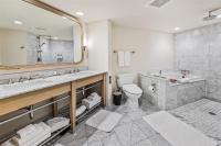 Ka Laʻi Waikiki Beach, LXR Hotels & Resorts的一间浴室