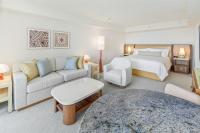 Ka Laʻi Waikiki Beach, LXR Hotels & Resorts客房内的一张或多张床位