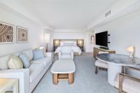 Ka Laʻi Waikiki Beach, LXR Hotels & Resorts的电视和/或娱乐中心