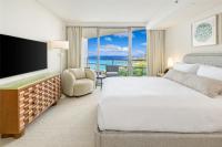 Ka Laʻi Waikiki Beach, LXR Hotels & Resorts的电视和/或娱乐中心