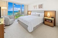 Ka Laʻi Waikiki Beach, LXR Hotels & Resorts客房内的一张或多张床位