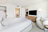 Ka Laʻi Waikiki Beach, LXR Hotels & Resorts的电视和/或娱乐中心