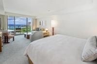 Ka Laʻi Waikiki Beach, LXR Hotels & Resorts客房内的一张或多张床位