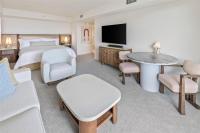 Ka Laʻi Waikiki Beach, LXR Hotels & Resorts的电视和/或娱乐中心