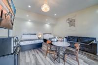洛杉矶24 Hours Motel的有两张床、一张桌子和几把椅子的房间
