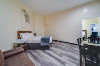 洛杉矶24 Hours Motel的一间带床和客厅的酒店房间