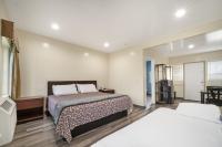 24 Hours Motel客房内的一张或多张床位
