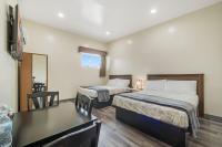 24 Hours Motel客房内的一张或多张床位
