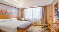 Vienna International Hotel Shenzhen North Station Branch客房内的一张或多张床位