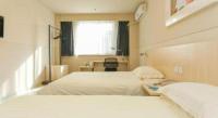 Jinjiang Inn Changchun Hongqi Street客房内的一张或多张床位