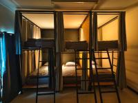 TIMN Hostel Female Only客房内的一张或多张床位