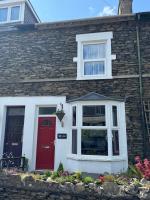 温德米尔Ramblers Retreat Windermere的红门和窗户的砖房