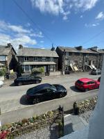 温德米尔Ramblers Retreat Windermere的停在停车场的一群汽车