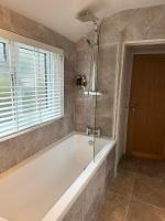 温德米尔Ramblers Retreat Windermere的带浴缸和玻璃淋浴间的浴室