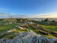 温德米尔Ramblers Retreat Windermere的高尔夫球场上的一组岩石