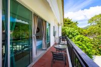 Kata Station Boutique Hotel的阳台或露台