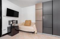 Kata Station Boutique Hotel的电视和&#47;或娱乐中心