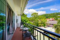 Kata Station Boutique Hotel的阳台或露台