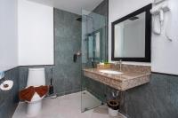 Kata Station Boutique Hotel的一间浴室