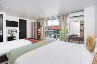 卡塔海滩Kata Station Boutique Hotel的有两张床和一个阳台的酒店房间