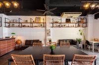 Kata Station Boutique Hotel餐厅或其他用餐的地方