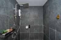 Kata Station Boutique Hotel的一间浴室