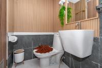 Kata Station Boutique Hotel的一间浴室