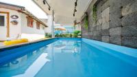 江陵市Gangneung ggabinejip hanok pension的房子里有蓝色水的游泳池