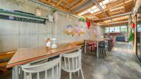 江陵市Gangneung ggabinejip hanok pension的一间有桌椅的餐厅