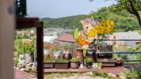 江陵市Gangneung ggabinejip hanok pension的一个种着盆栽植物的花园，栅栏上挂着一块牌子
