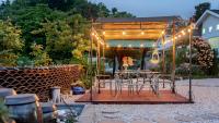 Gangneung ggabinejip hanok pension外面的花园