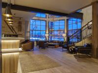 杰克逊The Rockwell Inn的大型客厅设有大窗户