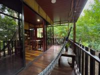 Hotel Heliconias Nature Inn &amp; Hot Springs的阳台或露台