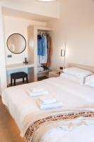 伊亚North Wind Luxury Suites的卧室里有一张白色的大床，床上放着毛巾