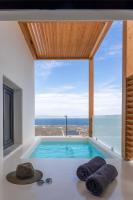 伊亚North Wind Luxury Suites的可以看到海景的游泳池