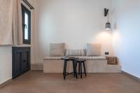 North Wind Luxury Suites的休息区