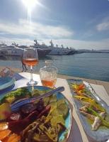 雅典Spacious 2BR by Floisvos Beach Saltwater Balcony的桌子上摆着一盘食物和一杯酒