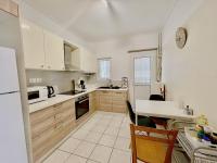 雅典Spacious 2BR by Floisvos Beach Saltwater Balcony的厨房配有白色橱柜和白色冰箱