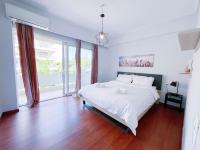 雅典Spacious 2BR by Floisvos Beach Saltwater Balcony的卧室里有一张白色的大床和一扇大窗户